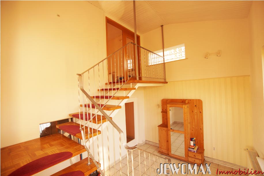 6 - Treppenhaus mit zweitem Zugang zum Souterain