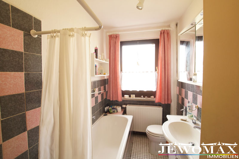 Einfamilienhaus in Krümmel - Badezimmer mit Dusche und Wanne