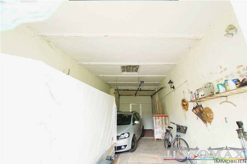 Garage mit Sektionaltor (elektrisch) und gleichzeitigem Zugang zum Grundstück