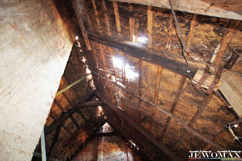 12 - Dachsituation über dem Denkmalgeschützten Bereich (noch gibt es keine Wasserschäden durch das undichte Dach. (Stand 28.03.2014)