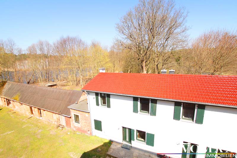Gutshaus mit eigenem See in Godendorf - Wohnhaus / 3 x Ferienwohnungen und See im Hintergrund